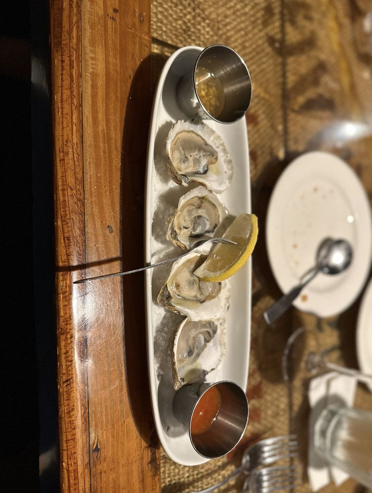 Windjammer Restaurant & Upper Deck Pub